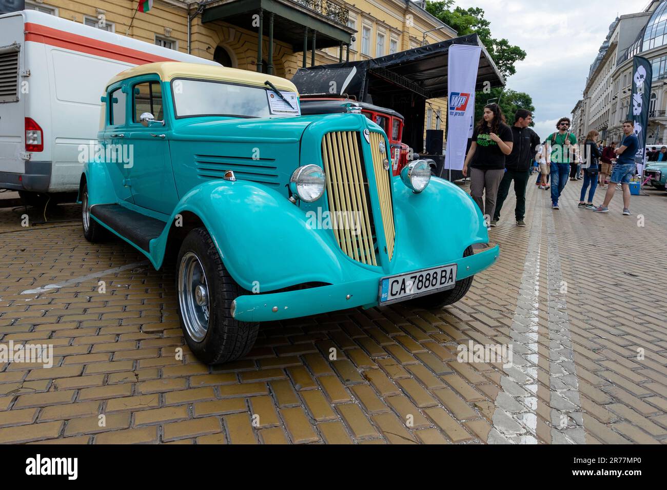 Sofia, Bulgarien - 10. Juni 2023: Retro-Parade mit altem Oldtimer oder Oldtimer oder Auto, Retro-Retro-Auto Stockfoto