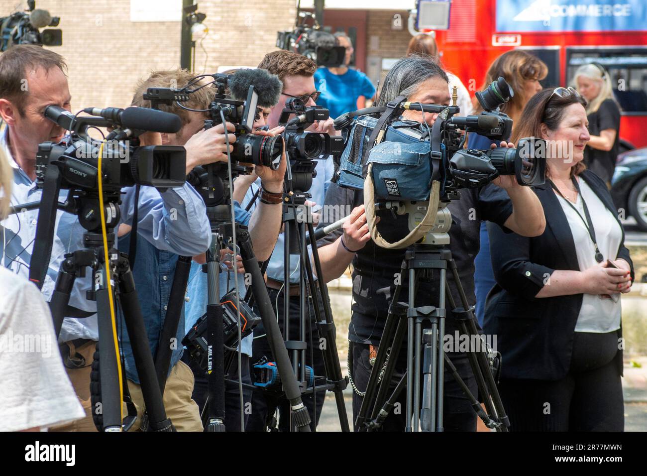 London, Vereinigtes Königreich - 13. Juni 2023 - Medien außerhalb der COVID-19-Untersuchung am ersten Tag. Stockfoto