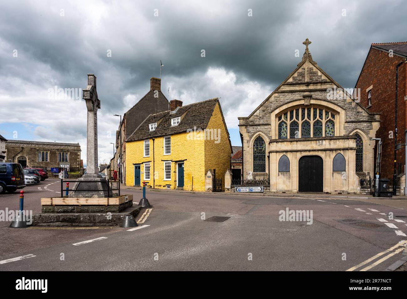 Traditionelle Häuser, eine methodistische Kapelle und Kriegsdenkmal „das Dreieck“ im Stadtzentrum von Malmesbury in Wiltshire. Stockfoto
