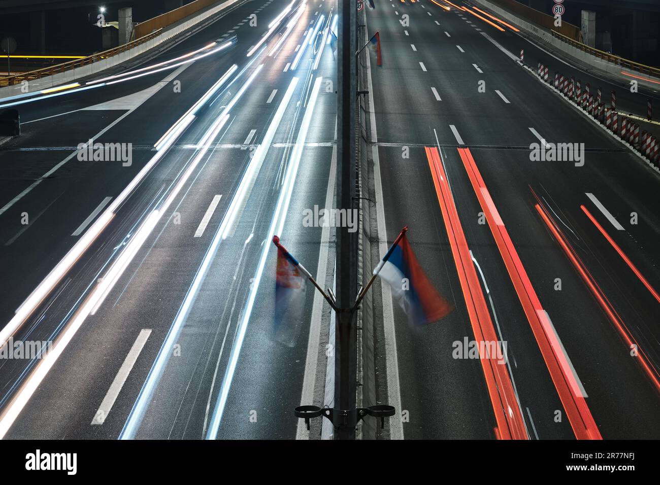 Lichtspuren von Autoscheinwerfern und Rücklichtern. Fahrzeuge fahren, die mit langer Belichtung aufgenommen wurden Stockfoto