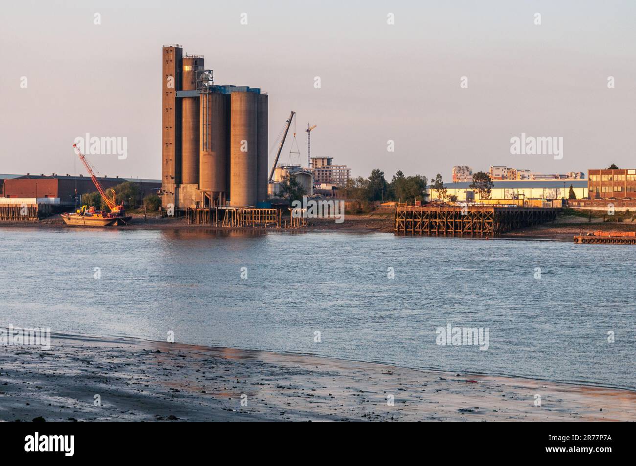 Die berühmten Raffineriesilos des Tunnels warten auf den Abriss am Ufer der Themse während der Erneuerung der Greenwich-Halbinsel in Londons Post Stockfoto