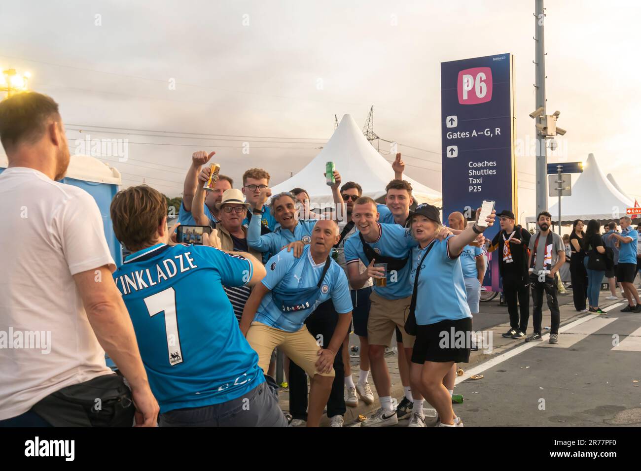 Englische Fußballfans von Manchester City vor dem Spiel gegen Inter im Finale der UEFA Champions League in Istanbul Türkei Stockfoto