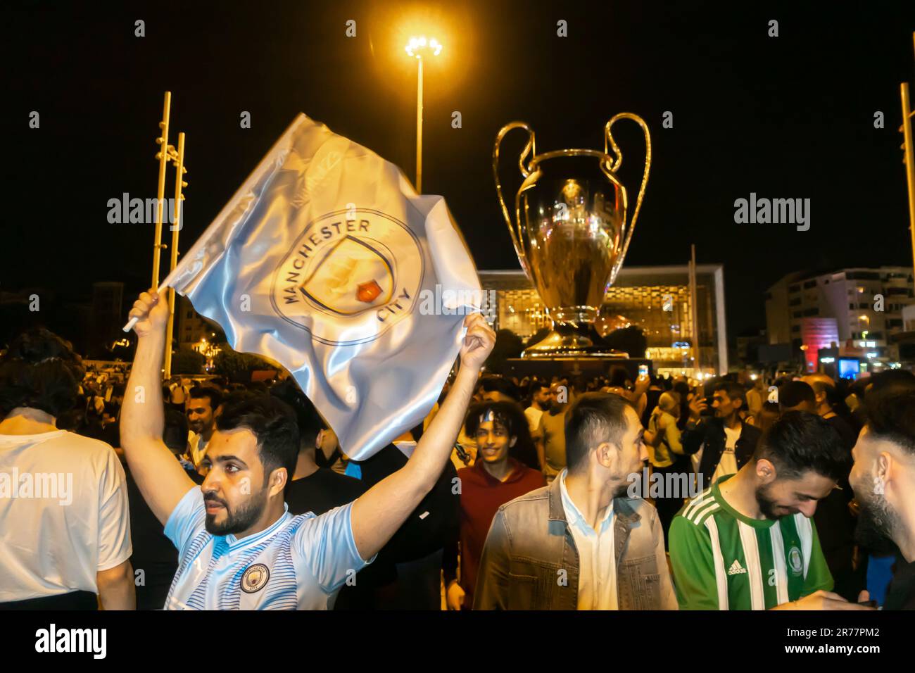 Englische Fußballfans feiern den Sieg von Manchester City über Inter im Finale der UEFA Champions League in Istanbul Türkei. Taksim-Platz Stockfoto