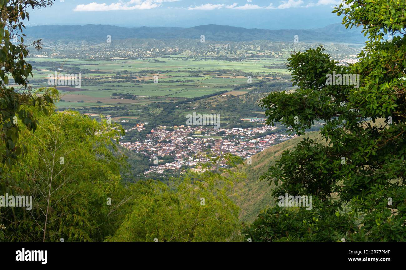 Beobachten Sie von oben eine der magischen Städte Kolumbiens. Roldanillo-Tal von Cauca. Stockfoto