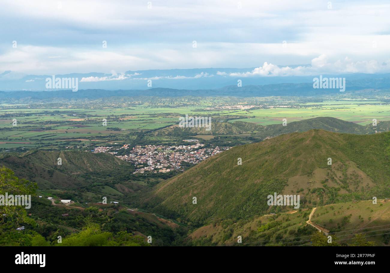 Beobachten Sie von oben eine der magischen Städte Kolumbiens. Roldanillo-Tal von Cauca. Stockfoto
