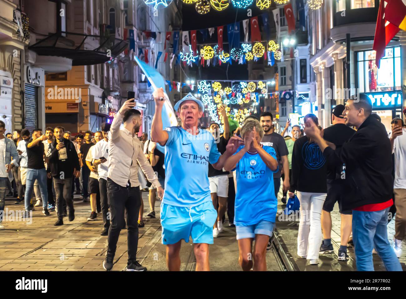 Englische Fußballfans feiern den Sieg von Manchester City über Inter im Finale der UEFA Champions League in Istanbul Türkei. Istiklal-Straße Stockfoto