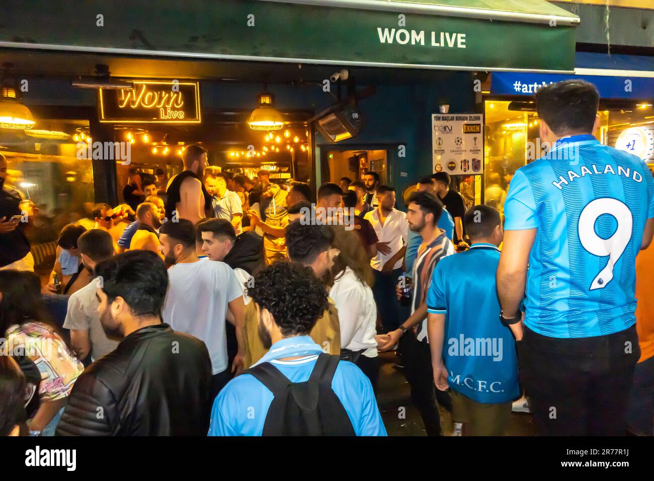 Englische Fußballfans feiern den Sieg von Manchester City über Inter im Finale der UEFA Champions League in Istanbul Türkei. Taksim Bar Nachtleben Stockfoto