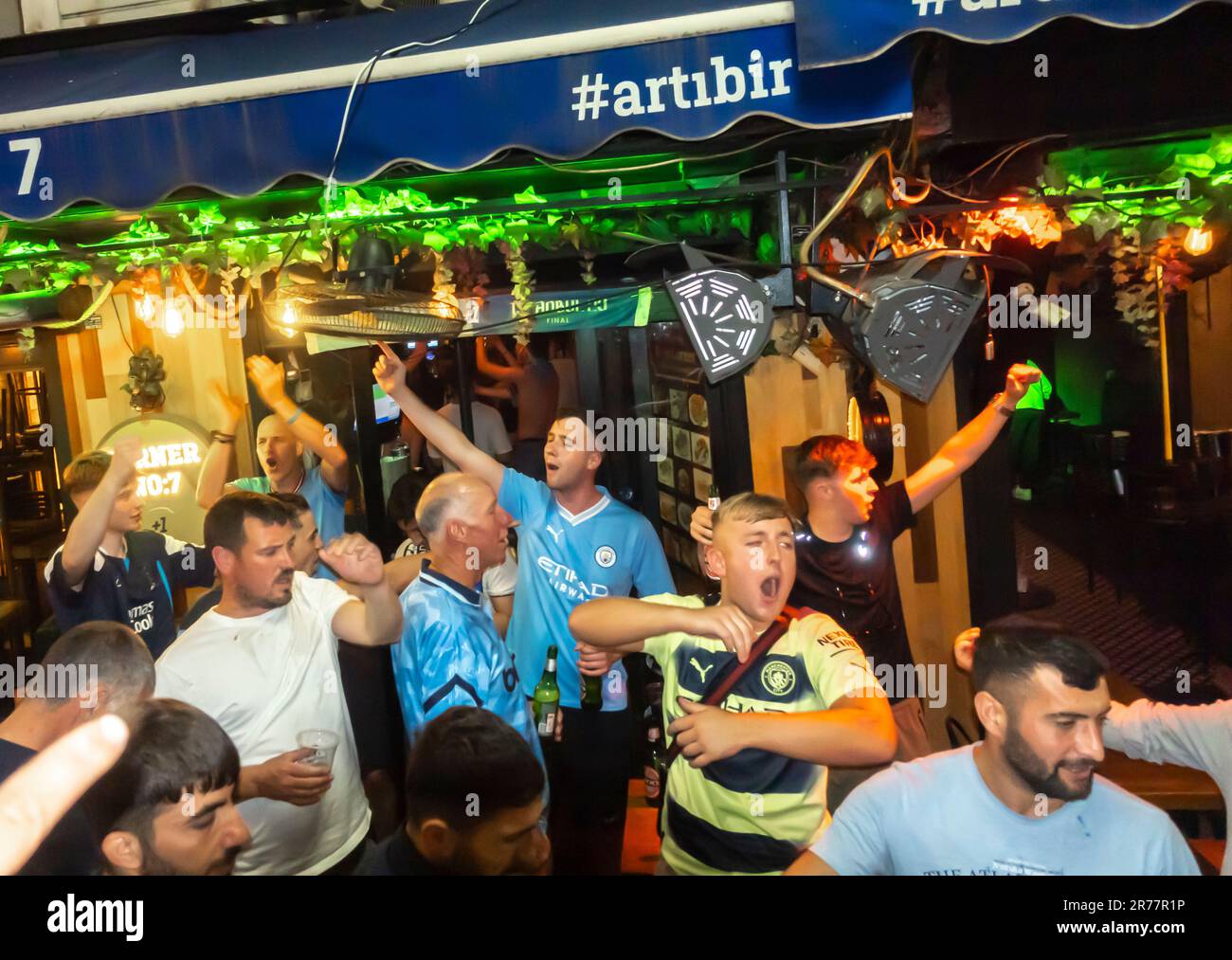 Englische Fußballfans feiern den Sieg von Manchester City über Inter im Finale der UEFA Champions League in Istanbul Türkei. Taksim Bar Nachtleben Stockfoto