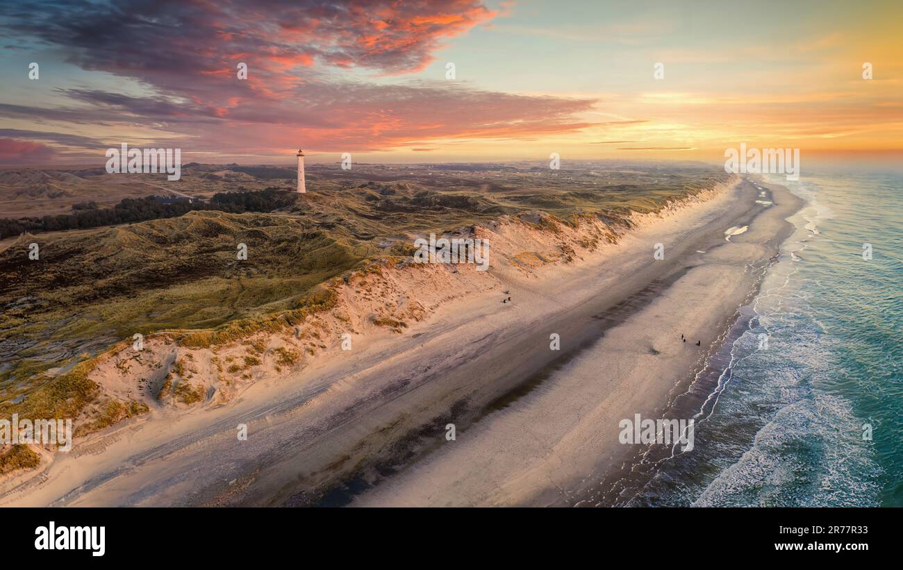 Der 1906 erbaute, 38 Meter hohe Leuchtturm Lyngvig Fyr an der dänischen Nordseeküste ist eine wunderschöne Touristenattraktion inmitten der Sanddünen. Stockfoto