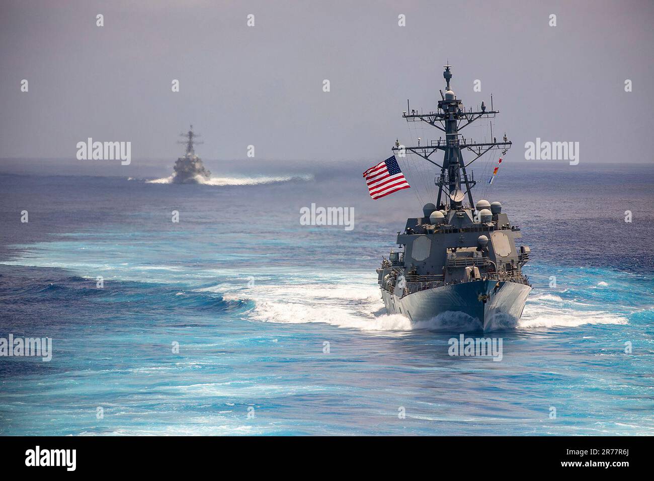 Pazifik. 9. Juni 2023. Der Arleigh-Burke-Class-Zerstörer USS Wayne E. Meyer (DDG 108) schwirrt während einer mehrfachen großen Decksveranstaltung in Formation. An der Veranstaltung sind die Flugzeugträger der Nimitz-Klasse USS Nimitz (CVN 68) und USS Ronald Reagan beteiligt. Nimitz ist in der US-7.-Flotte und führt Routineeinsätze durch. U.S. 7. Fleet ist die USA Die größte Flotte der Navy, die mit einer Anzahl von Flotten ausgestattet ist, interagiert und arbeitet regelmäßig mit Verbündeten und Partnern zusammen, um eine freie und offene Region im Indo-Pazifik zu erhalten. Kredit: USA Navy/ZUMA Press Wire Service/ZUMAPRESS.com/Alamy Live News Stockfoto