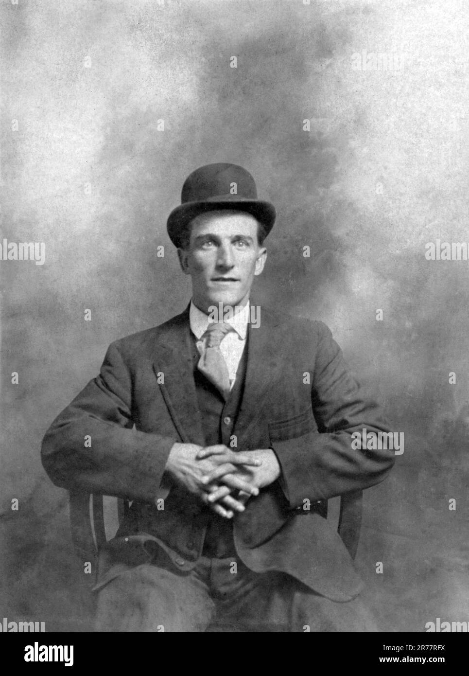 Vintage-Portrait eines Mannes mit dreiteiligem Anzug und Bowler-Hut, Cirica 1910. Stockfoto