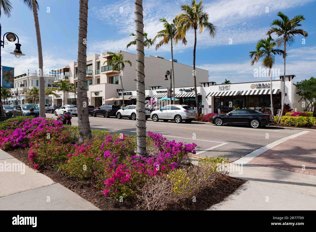 Downtown 5. Avenue South, das geschäftige Shopping- und Gastronomiegebiet in Naples, Florida, USA. Stockfoto