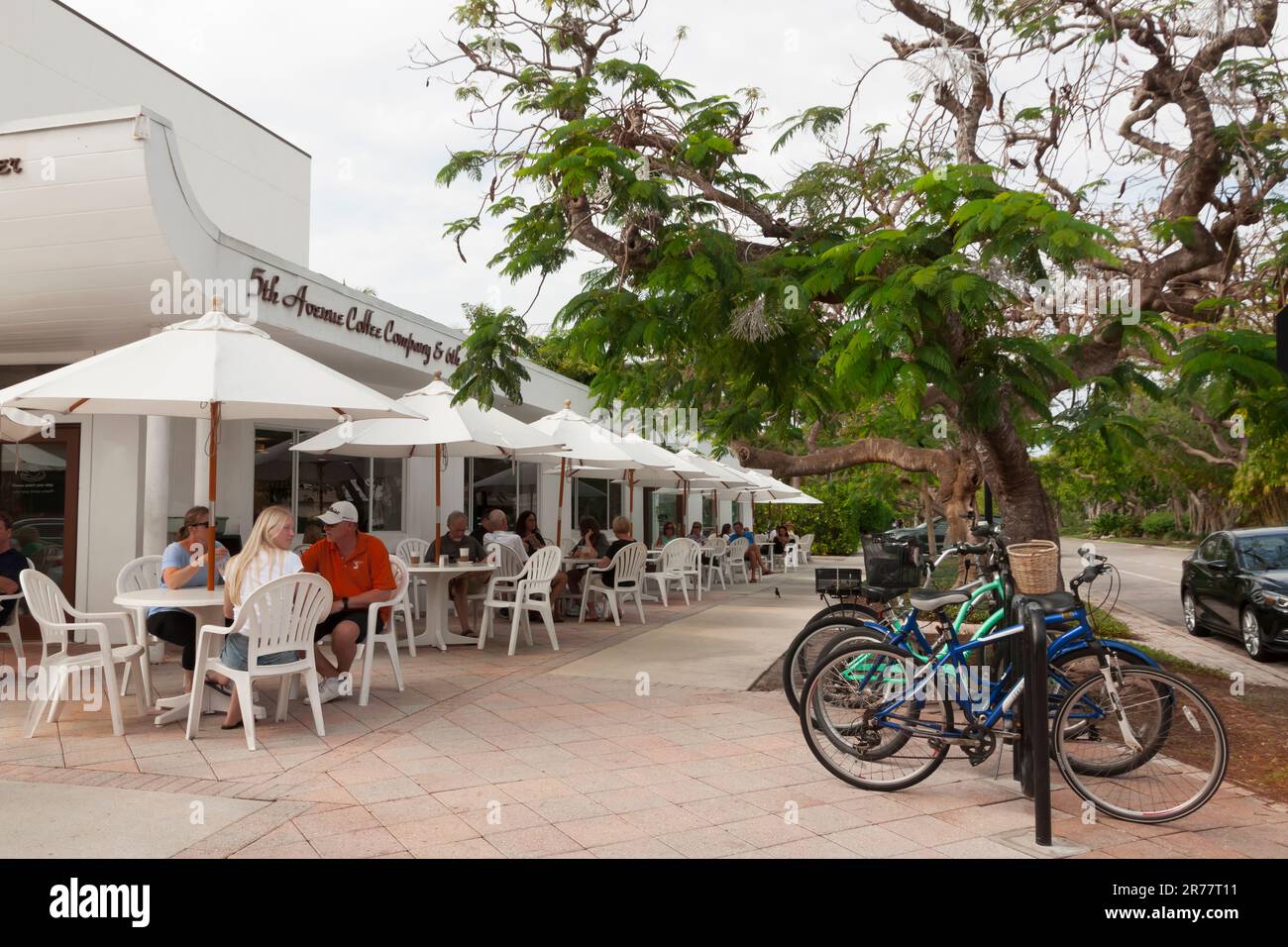 5. Avenue Coffee Company & 6. Street Diner Tische im Freien in Naples, Florida, USA. Stockfoto