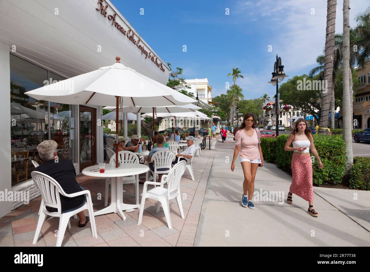 5. Avenue Coffee Company & 6. Street Diner Tische im Freien in Naples, Florida, USA. Stockfoto