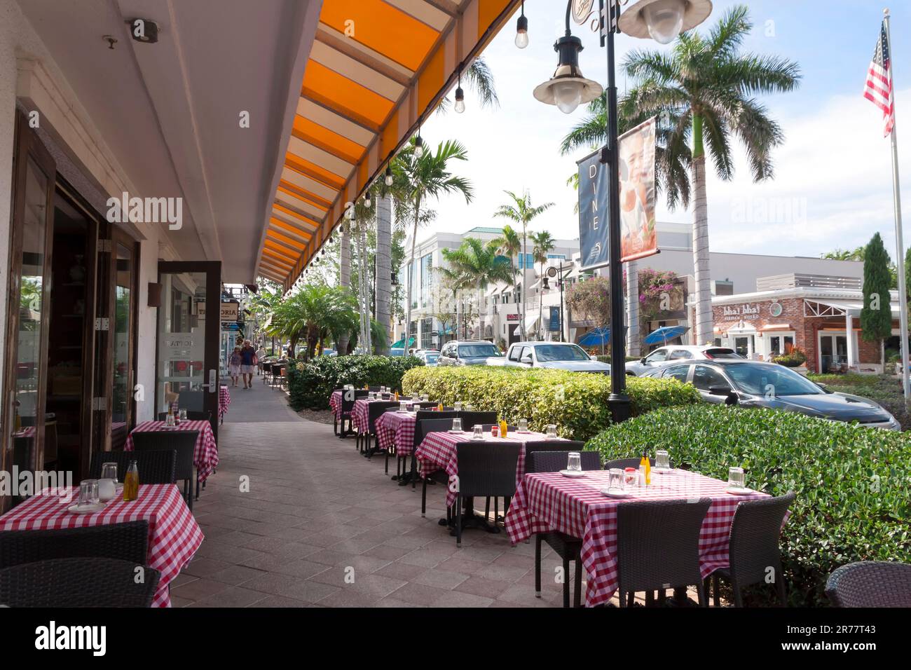 Leere Restauranttische im Freien während der Hochsaison auf dem Bürgersteig auf der 5. Avenue South in Naples, Florida, USA. Stockfoto