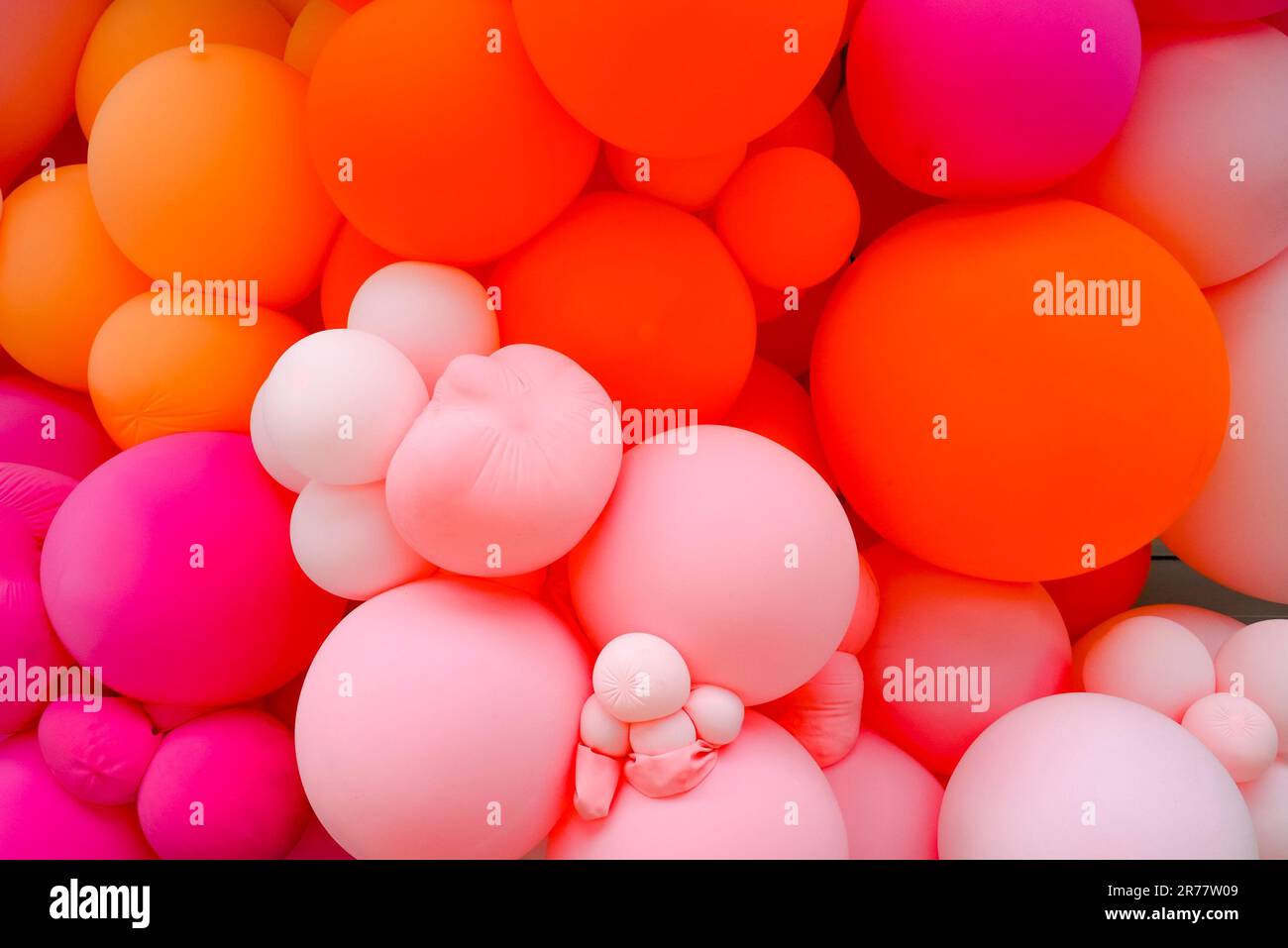 Pinkfarbene und orangefarbene Ballons Stockfoto