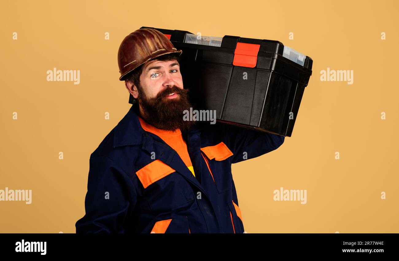 Arbeiter. Baumeister mit Box für Instrumente. Reparaturwerkzeuge. Techniker im Sicherheitshelm mit Werkzeugkasten. Handwerker, Handwerker, Vorarbeiter mit Reparatur Stockfoto