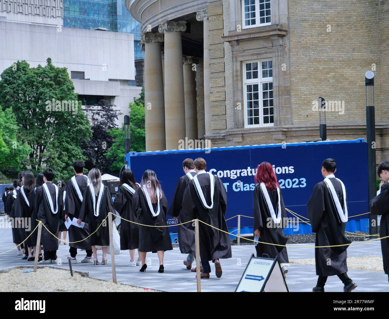 Eine Prozession von Universitätsstudenten in formellen akademischen Kleider geht rein, um ihre Diplome zu erhalten Stockfoto