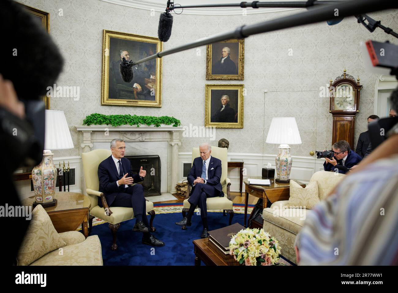 NATO-Generalsekretär Jens Stoltenberg spricht bei einem Treffen mit US ...