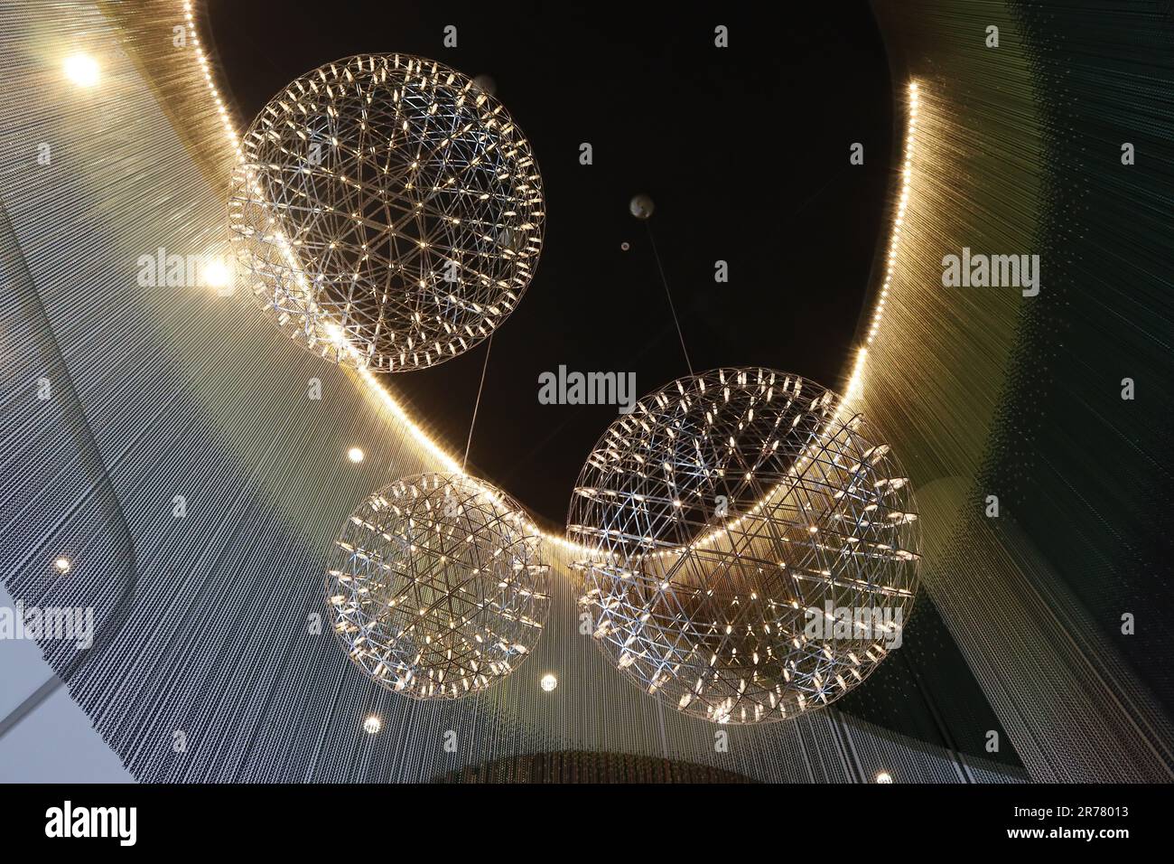 Spektakuläres Innendesign und Lichtelemente in den hohen Gewölbedecken des Loungebereichs des WestQuay Shopping Centre, April 2023. Stockfoto