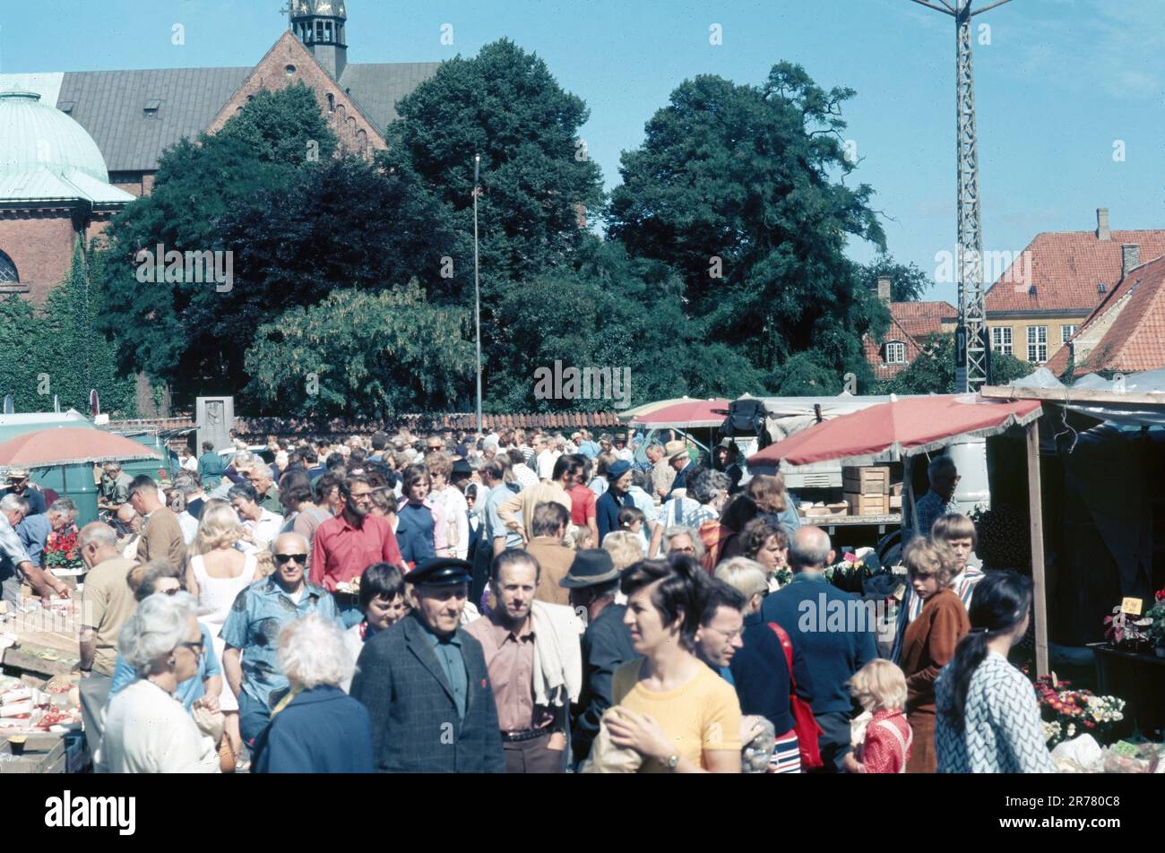 Roskilde, Dänemark - 1972. September, Markttag auf dem Rathausplatz, Menschenmassen Stockfoto Roskilde, Dänemark - 1972. September, Markttag auf dem Rathausplatz, Menschenmassen Stockfoto