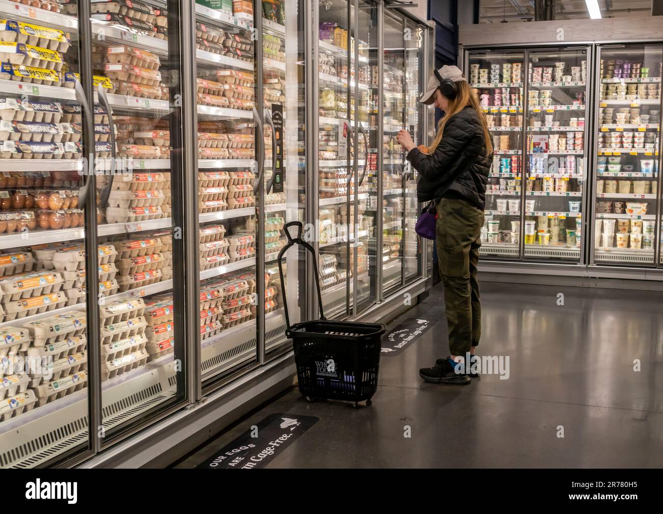 Einkaufen in einem Supermarkt in New York am Montag, den 5. Juni 2023. Die Inflation stieg 2021-2022 auf einen Punkt an, der seit den 80er Jahren nicht mehr zu beobachten war, doch wenn sie immer noch höher ist, als die Fed es sich wünschen würde, sinkt sie. (© Richard B. Levine) Stockfoto