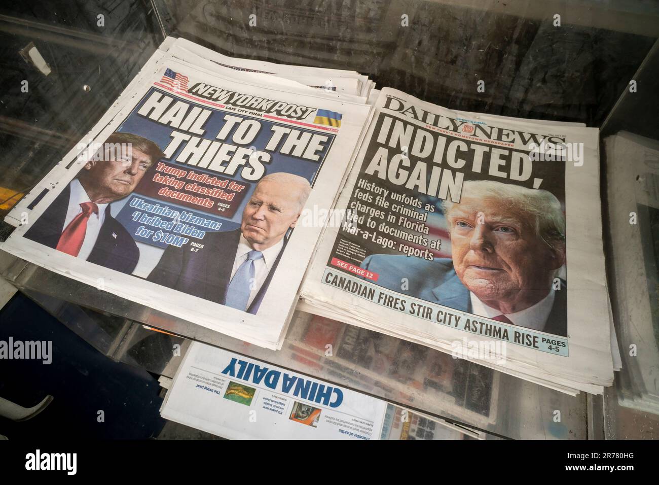 Titelseiten der New York Post und der Daily News, wobei die Post ihre eigene Rolle spielt, am Freitag, den 9. Juni 2023 Bericht über die Vortage Anklage gegen den ehemaligen Präsidenten Donald Trump wegen sieben strafrechtlichen Anschuldigungen wegen des Missbrauchs von geheimen Dokumenten, die in seinem Mar-a-Lago-Resort entdeckt wurden. (© Richard B. Levine) Stockfoto