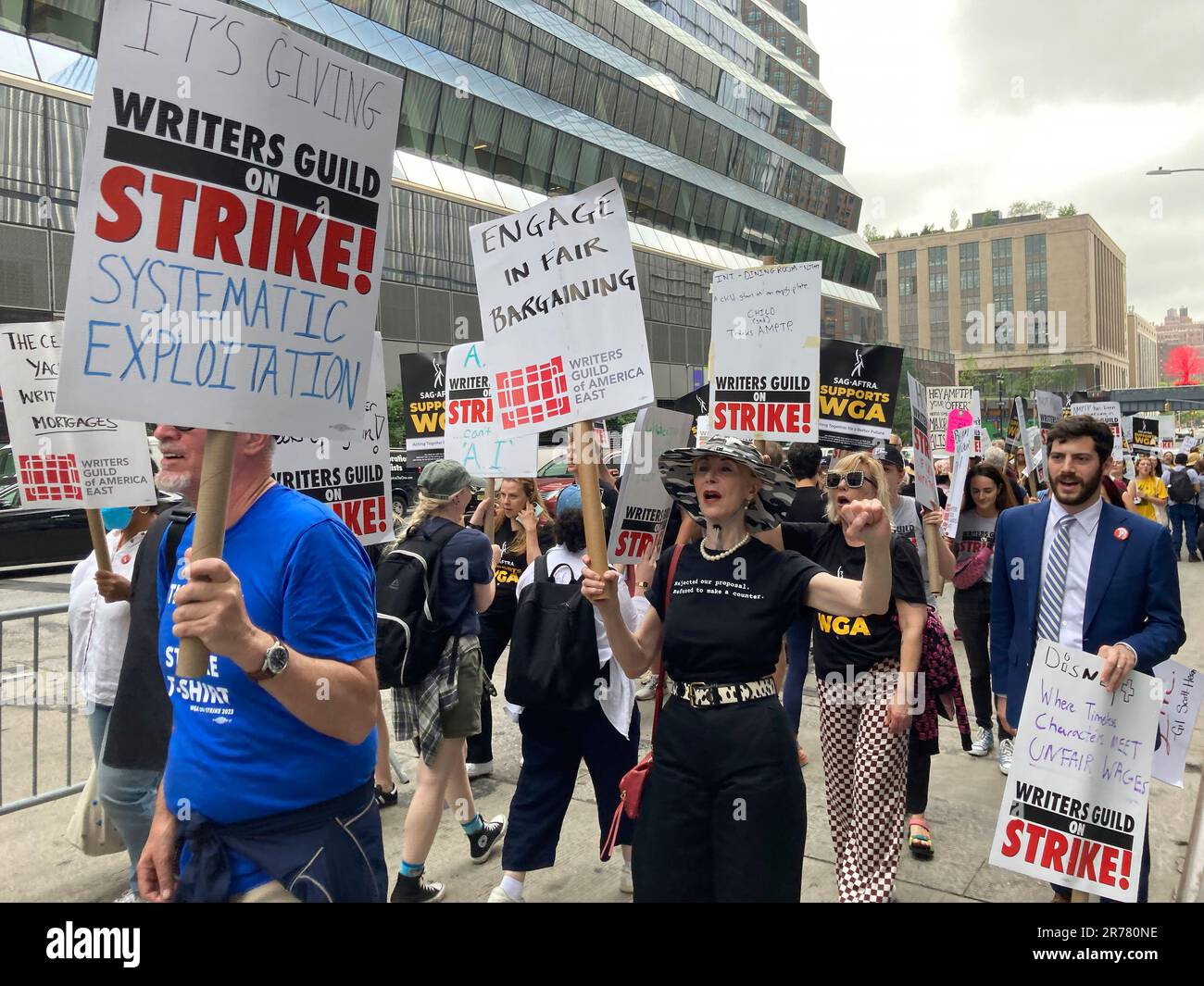 Mitglieder der Writers Guild of America East und andere Gewerkschaftsanhänger klettern am Montag, den 12. Juni 2023 vor den HBO/Amazon-Büros im Viertel Hudson Yards in New York. Die Autoren wünschen sich einen größeren Anteil am Streamingumsatz sowie obligatorische Personalausstattung und Beschäftigungsdauer. Der letzte Streik im November 2007 dauerte 100 Tage. (© Frances M. Roberts) Stockfoto