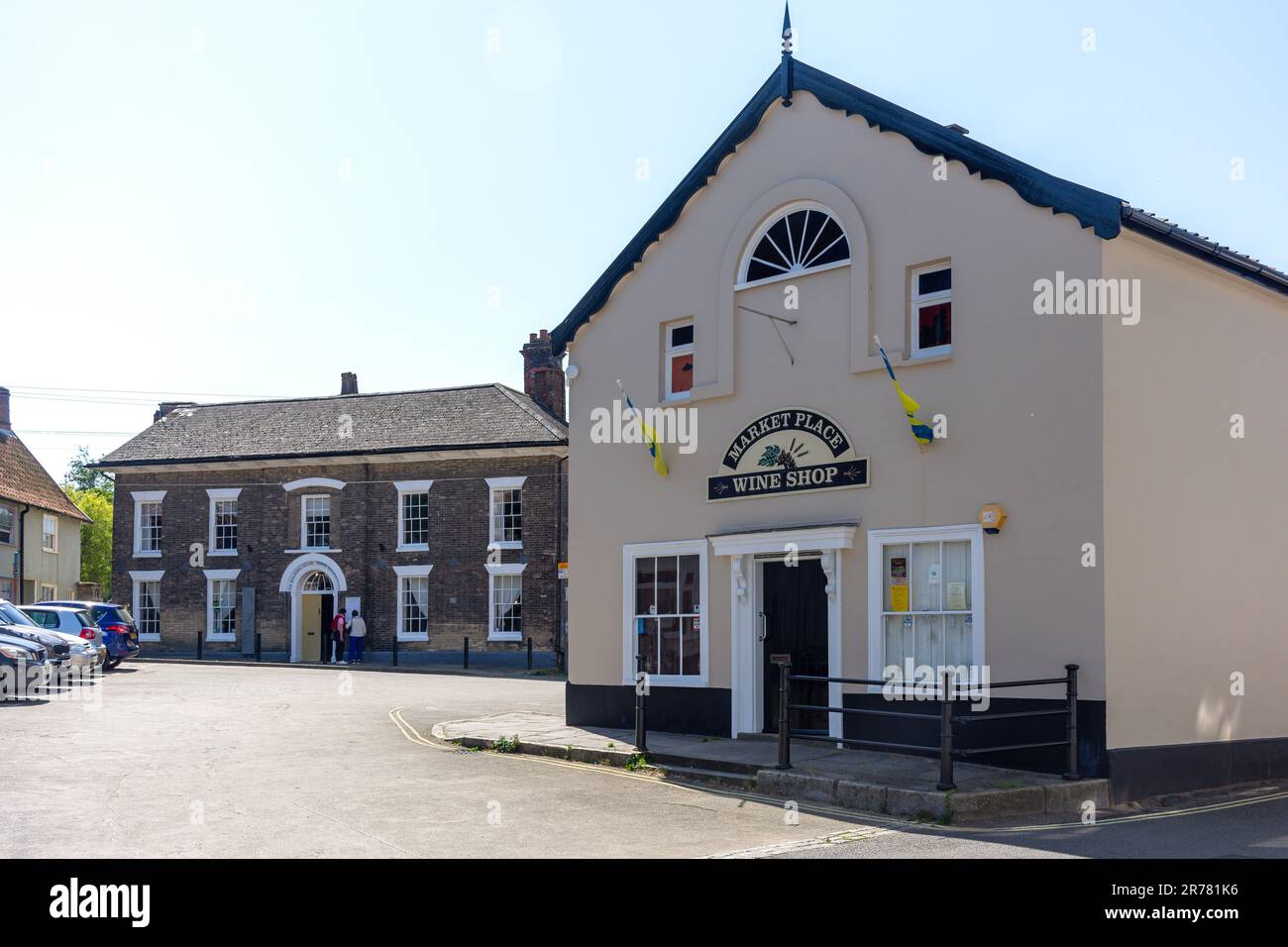 The Boarding House and Market Place Wine Shop, Market Place, Halesworth, Suffolk, England, Vereinigtes Königreich Stockfoto