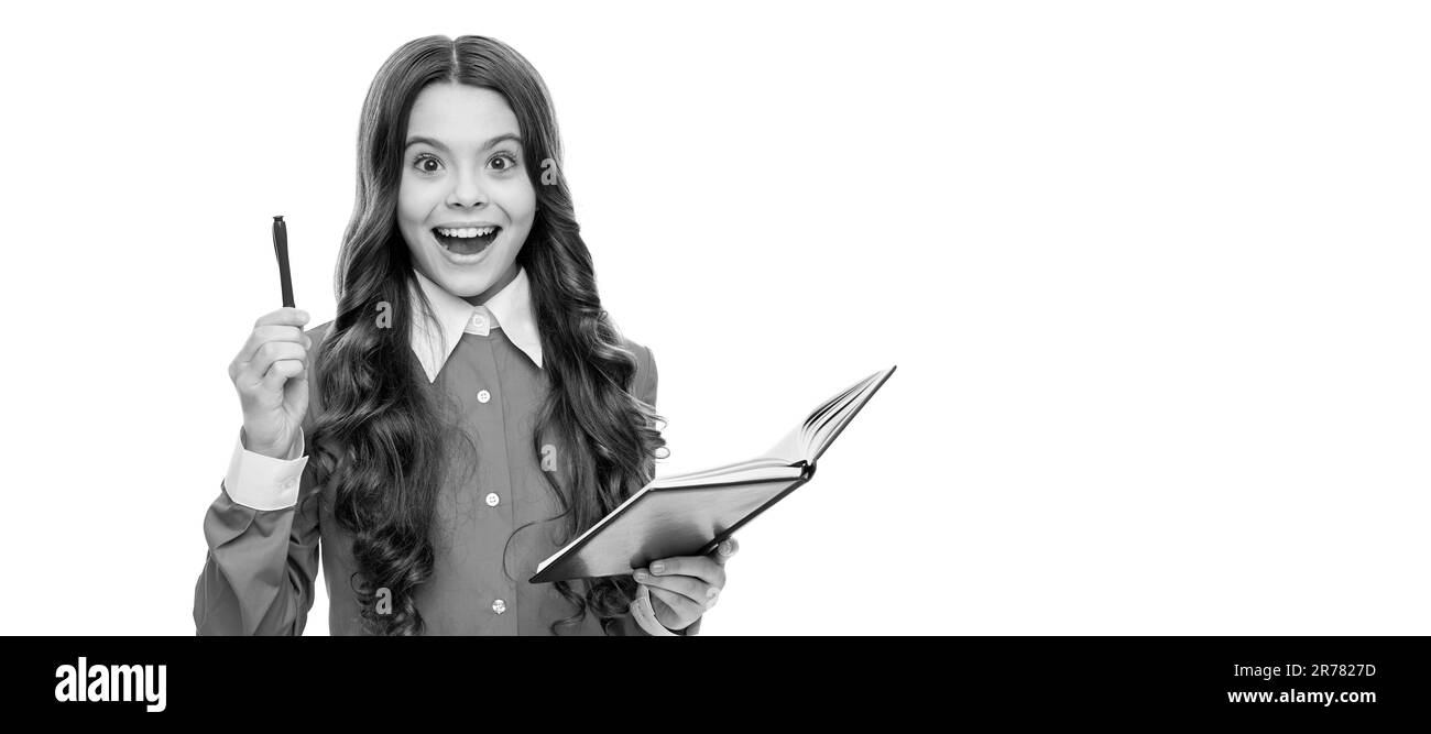 Neue Idee und neue Lösung generieren. Inspirierter Kinderhalter angehoben. Porträt einer Schülerin, Studio-Banner-Header. Schulkindgesicht, Copyspace Stockfoto