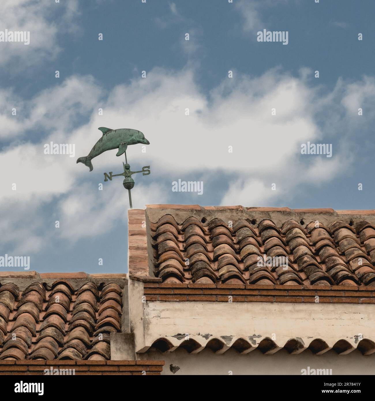 Ein Delfin wie eine Wetterfahne über einem Dach an der Küste von Catania. Catania, Sizilien, Italien Stockfoto