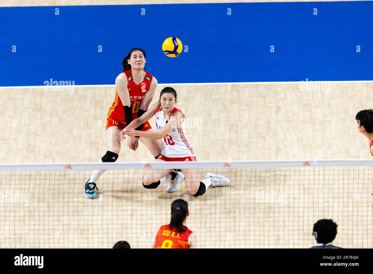 Hongkong, Hongkong. 13. Juni 2023. Wang Yunlu (Nr. 10) und Wang Mengjie (Nr. 18) aus China wurden während des Vorspiels der FIVB Volleyball Nations League Hong Kong 2023 zwischen China und Kanada im Hong Kong Coliseum in Aktion gesehen. Endstand: China 3:0 Kanada. (Foto: Ben Lau/SOPA Images/Sipa USA) Guthaben: SIPA USA/Alamy Live News Stockfoto