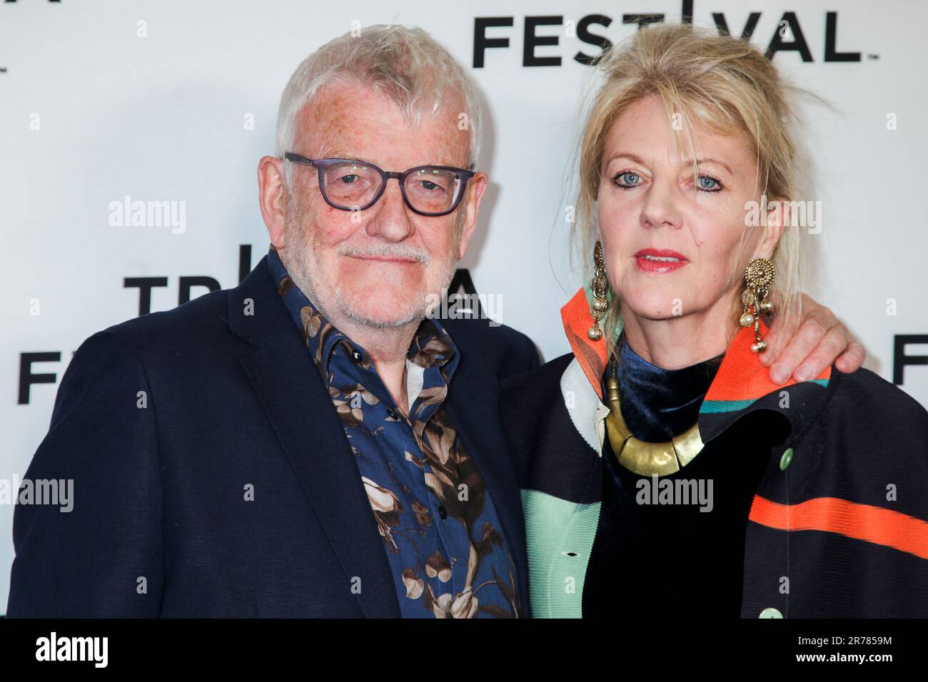 Thaddeus O'Sullivan und Celia O'Sullivan besuchen die Premiere des "Miracle Club" während des Tribeca Festivals im SVA Theatre Stockfoto