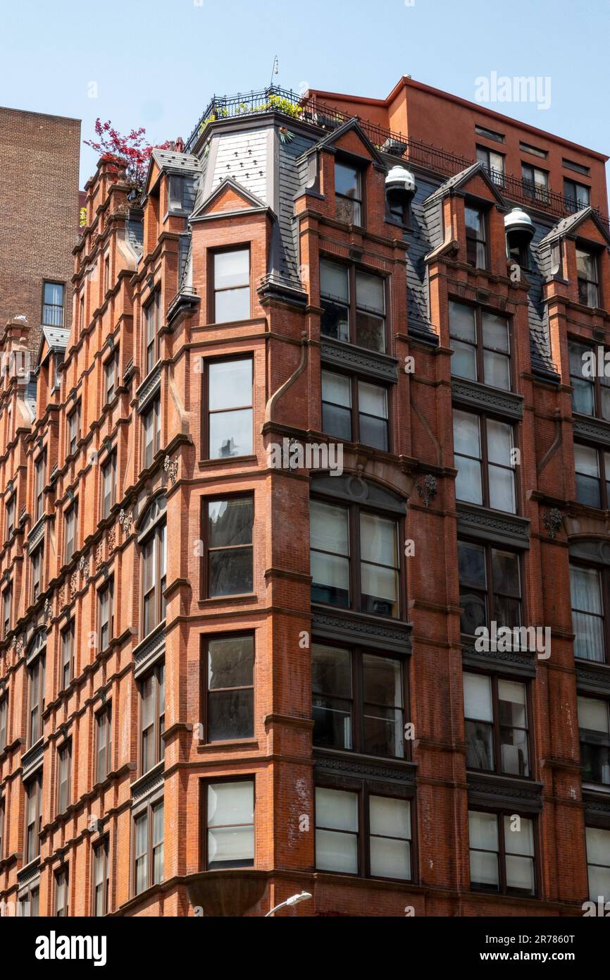 889 Broadway ist ein Gebäude im Queen Anne Stil am Broadway und E. 19. St., im flatiron District von Manhattan, 2023, New York City, USA Stockfoto