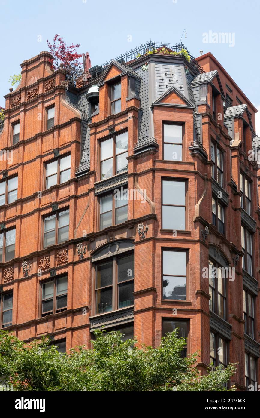 889 Broadway ist ein Gebäude im Queen Anne Stil am Broadway und E. 19. St., im flatiron District von Manhattan, 2023, New York City, USA Stockfoto