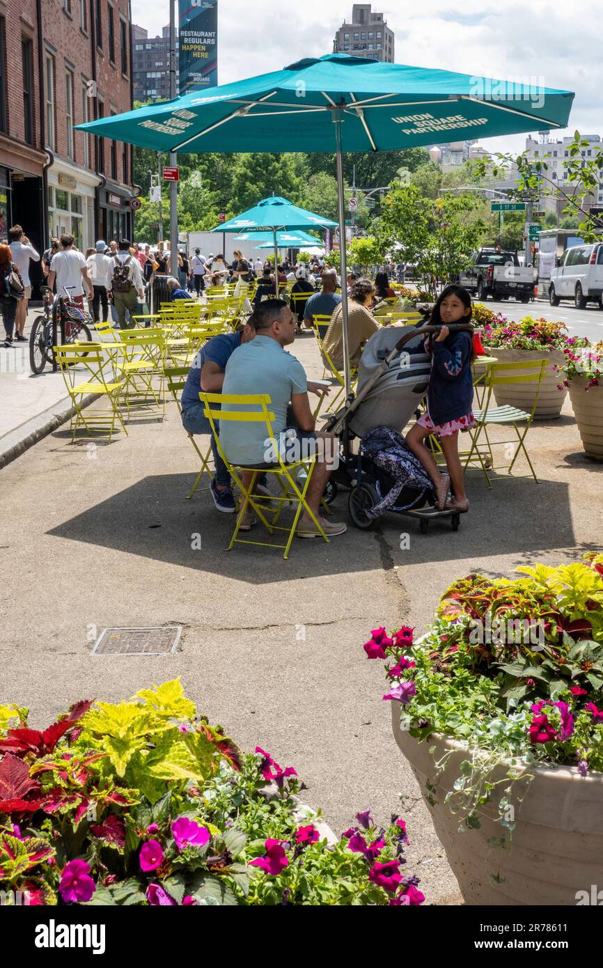 Restaurants im Freien am Broadway, in der Nähe von Union Square, 2023, New York City, USA Stockfoto