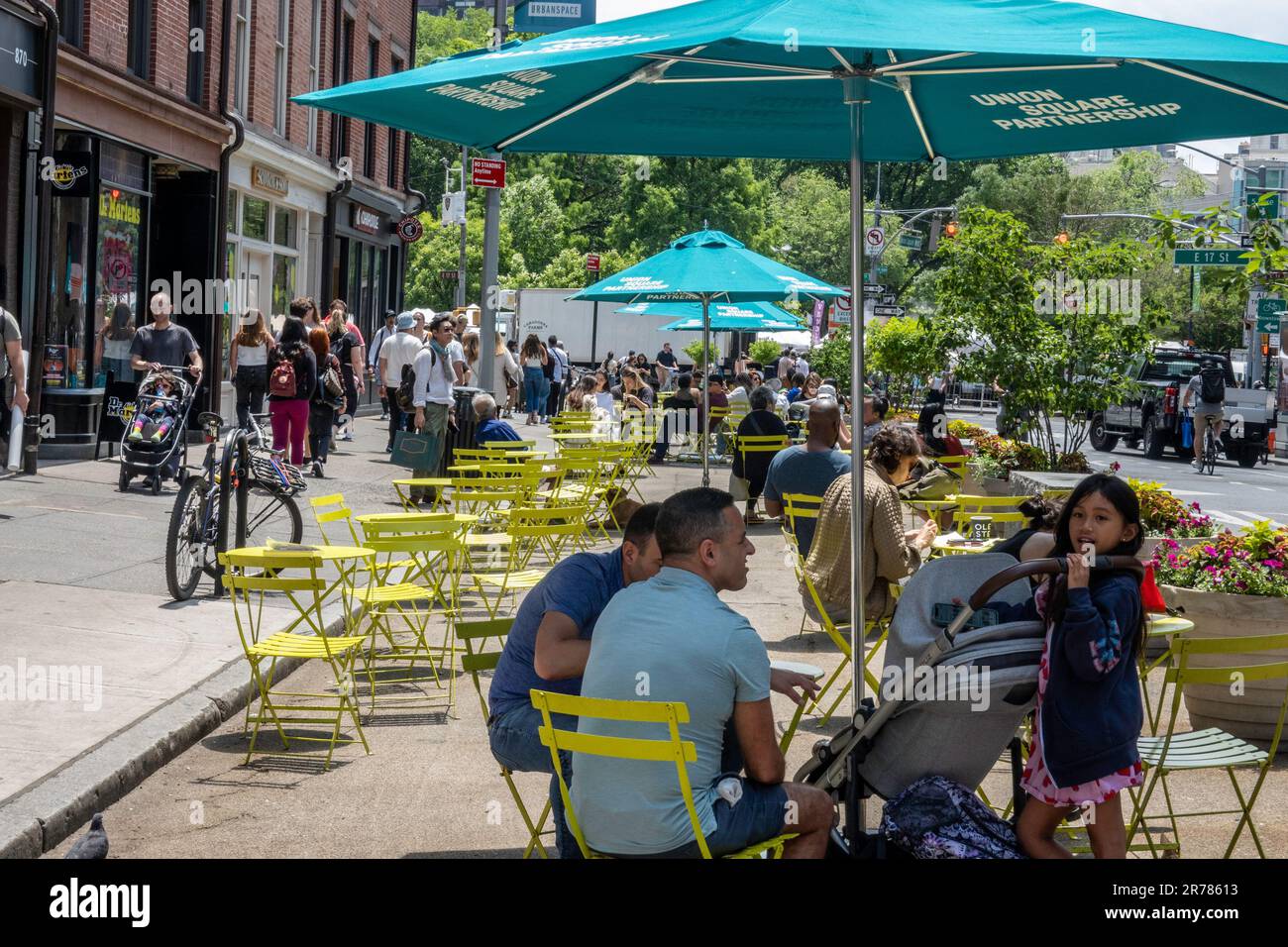Restaurants im Freien am Broadway, in der Nähe von Union Square, 2023, New York City, USA Stockfoto