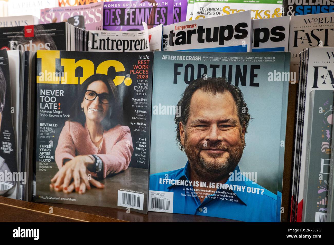 Barnes & Noble Booksellers am Union Square hat eine große Auswahl an Zeitschriften, New York City, USA 2023 Stockfoto