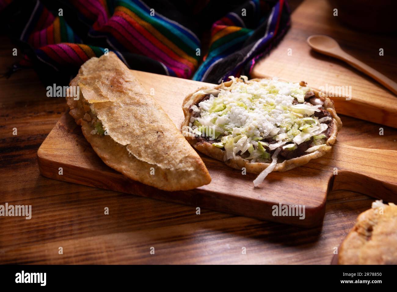 Sope und Quesadilla. Einige der Street-Food-Gerichte in Mexiko, bekannt als Garnachas oder mexikanischer Antojitos, bestehen im Wesentlichen aus gebratenem Maisteig und gefüllt Stockfoto
