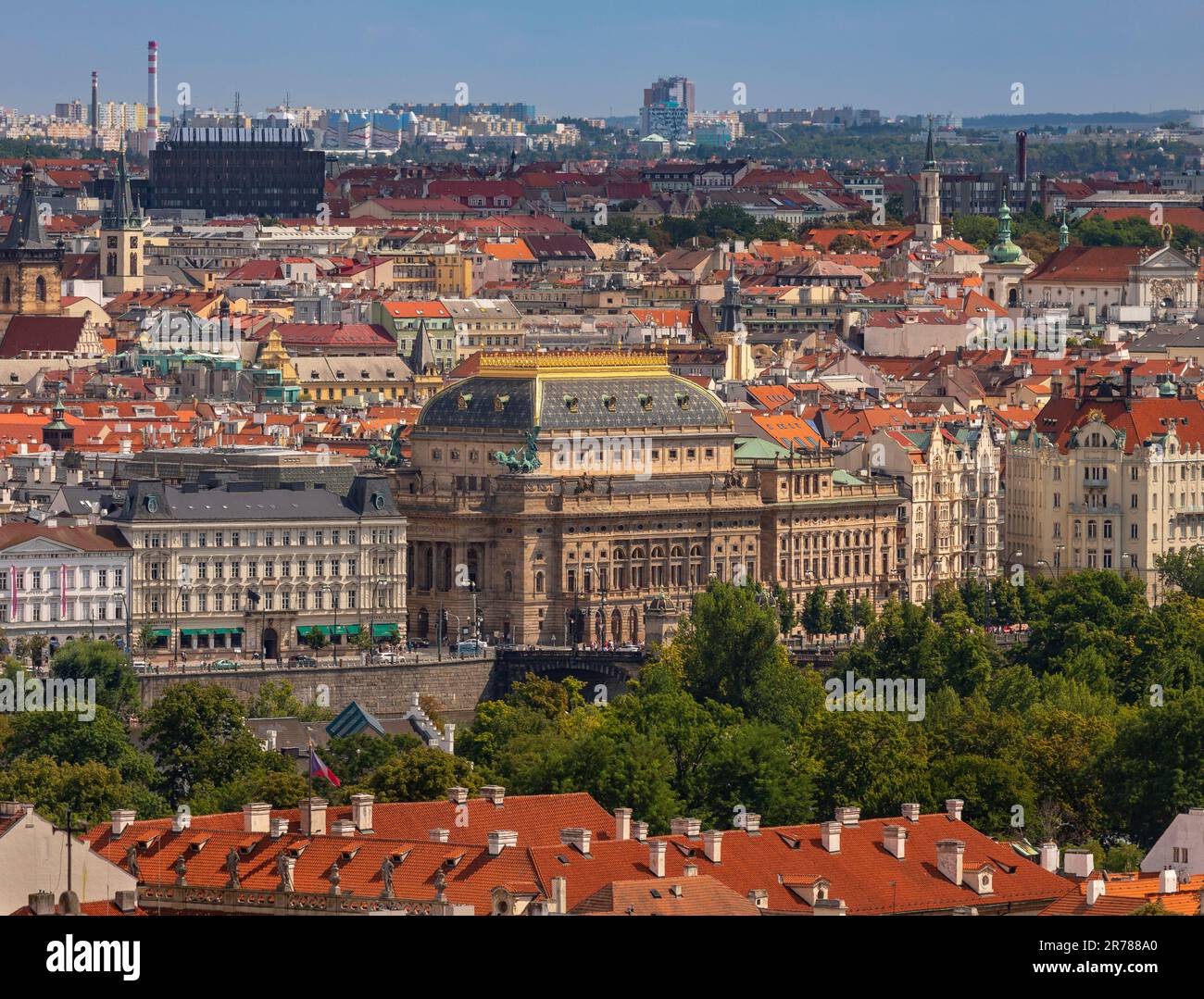 PRAG, TSCHECHISCHE REPUBLIK, EUROPA - Narodni Divadlo Nationaltheater, Zentrum und Blick auf Prag. Stockfoto