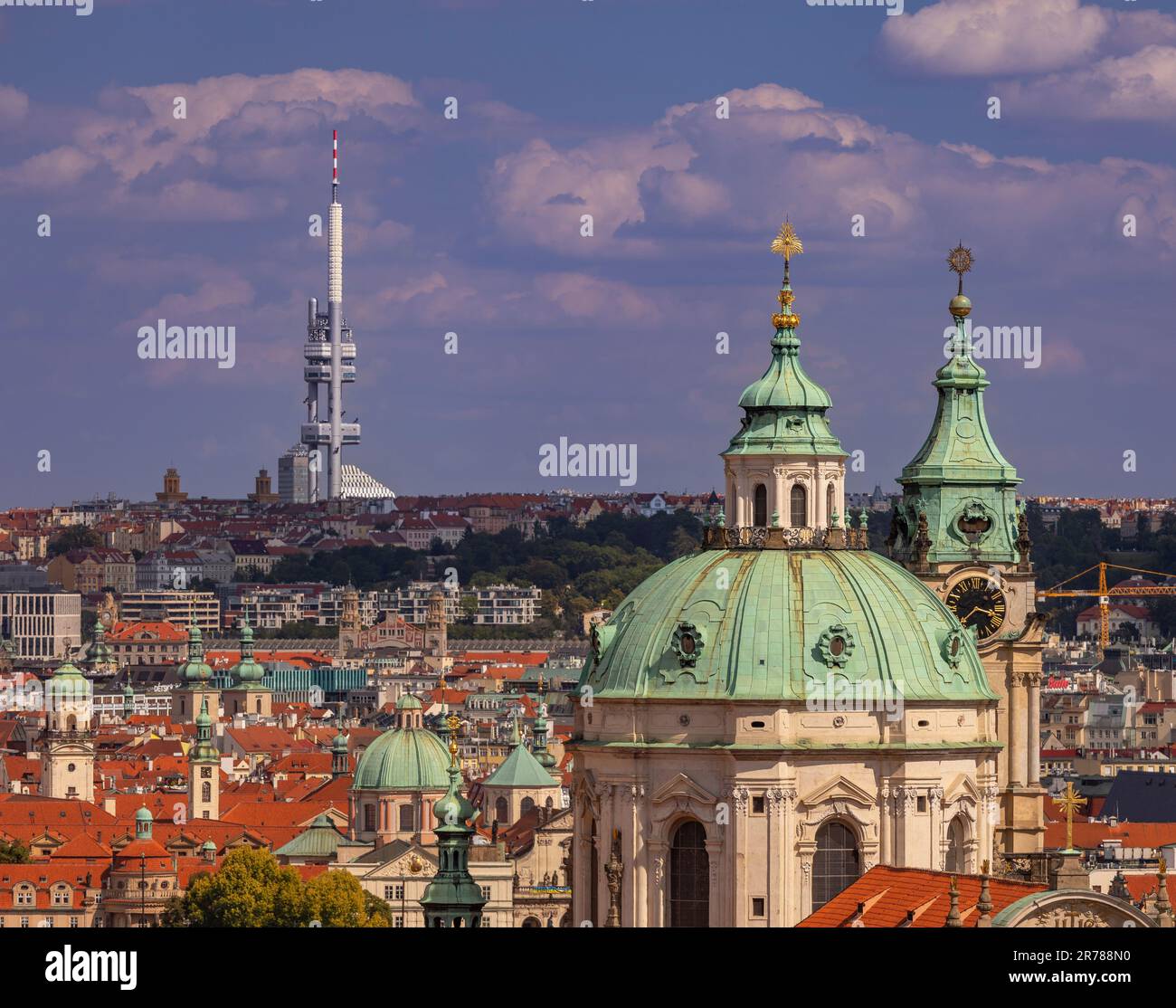 PRAG, TSCHECHISCHE REPUBLIK, EUROPA - ST. Nicholas Kirche, eine barocke Kirche in der Kleinseite von Prag. Zizkov Fernsehturm in der Ferne auf der linken Seite. Stockfoto