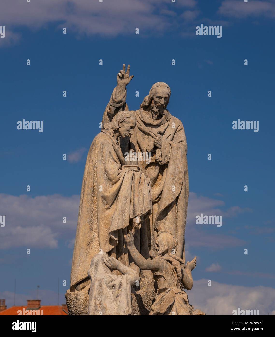 PRAG, TSCHECHISCHE REPUBLIK, EUROPA - Statuen von Saint Cyril und Saint Methodius auf der Karlsbrücke. Stockfoto