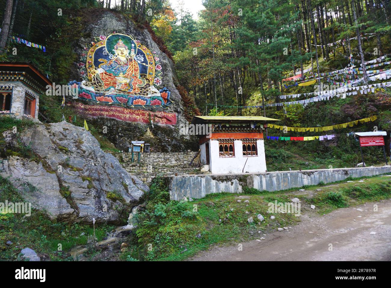 Bild von Guru Rinpoche, gemalt auf einem großen Felsbrocken im Thimphu-Tal, Bhutan. Auch bekannt als Padmasambhava, brachte er Buddhismus nach Bhutan um 800 v. Chr. Stockfoto