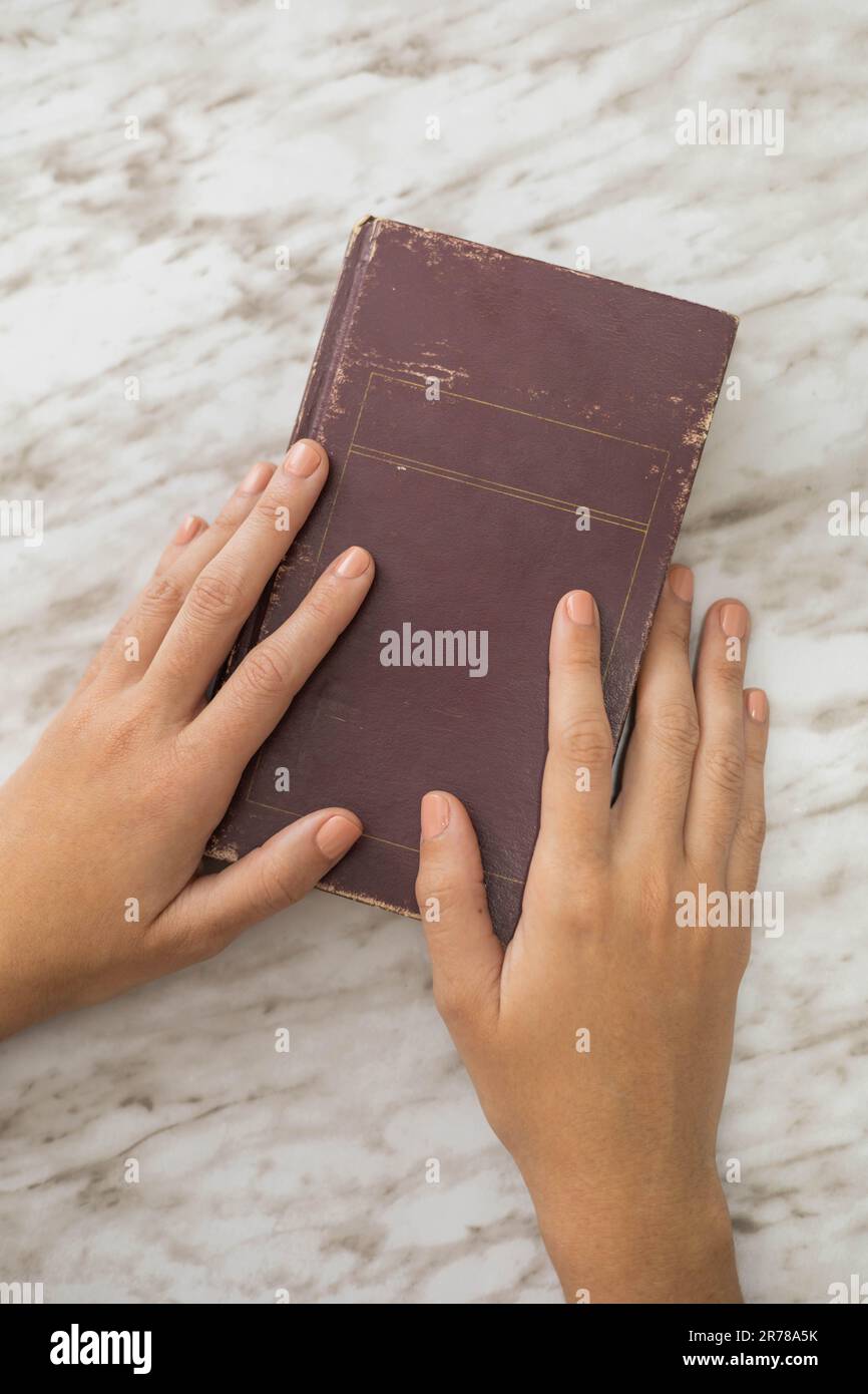 Details eines Buchdeckels, Textur und Lerngegenstand, kreative Hobbys mit Wissen, Studio Stockfoto