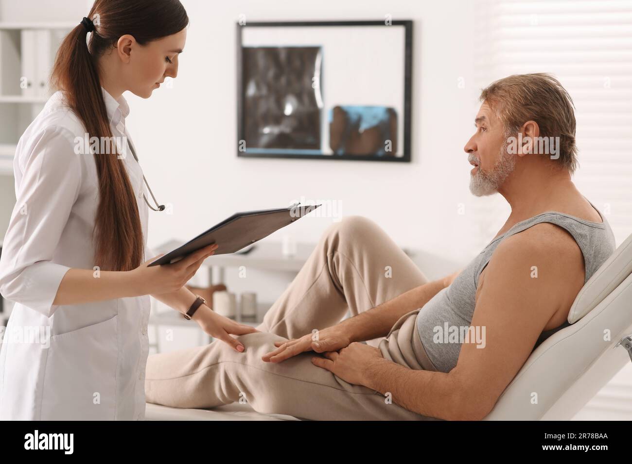 Professionelle Orthopädie-Beratungspatientin in der Klinik Stockfoto