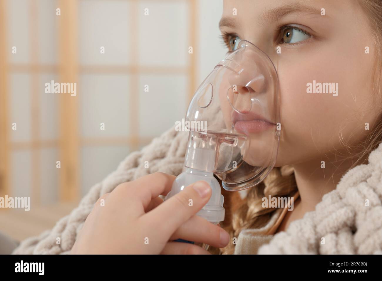 Kleines Mädchen, das Vernebler zur Inhalation zu Hause benutzt, Nahaufnahme Stockfoto