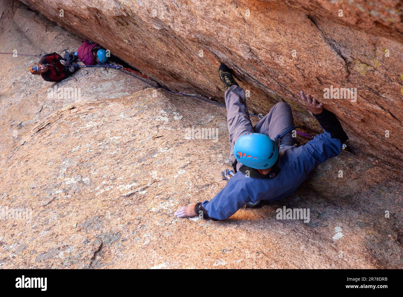 Männlicher Kletterer, steiler Felsen hinauf. Cochise Stronghold, Arizona Stockfoto
