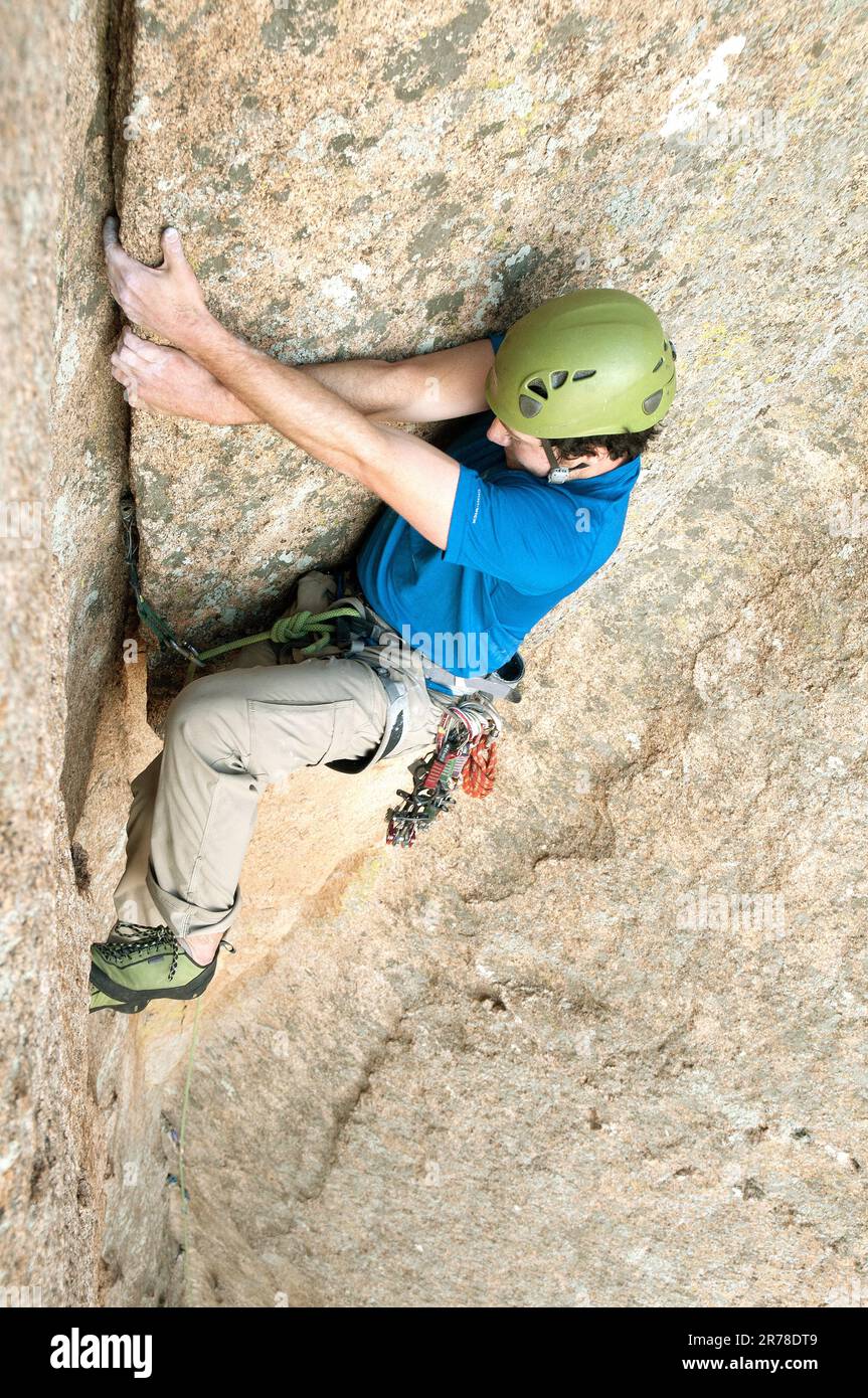 Männlicher Kletterer, steiler Felsen hinauf. Cochise Stronghold, Arizona Stockfoto