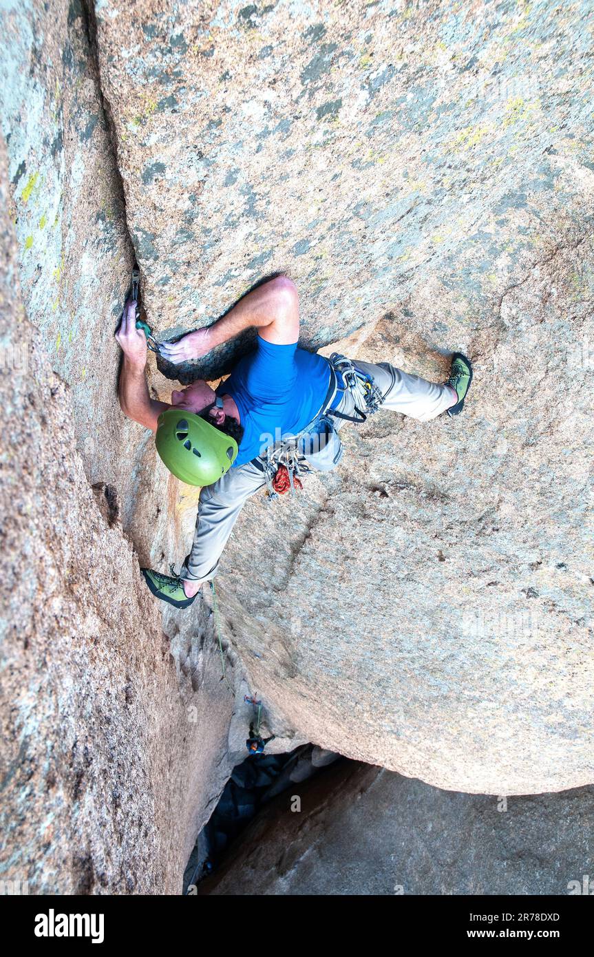 Männlicher Kletterer, steiler Felsen hinauf. Cochise Stronghold, Arizona Stockfoto