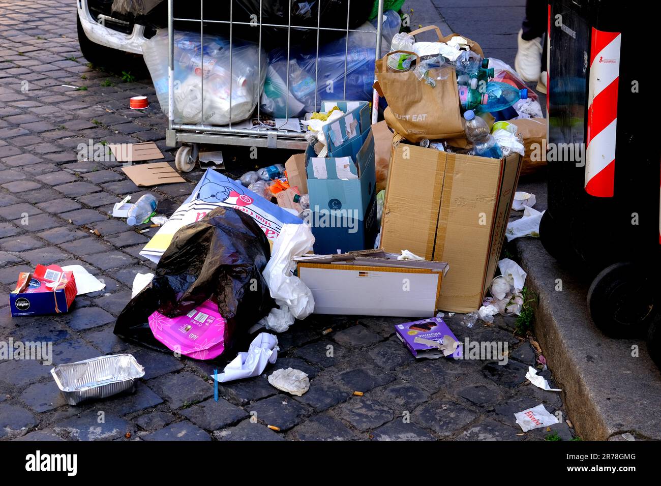 Müll, der sich in den Straßen von Rom ansammelt, bevor er von den Putzfrauen entfernt wird Stockfoto